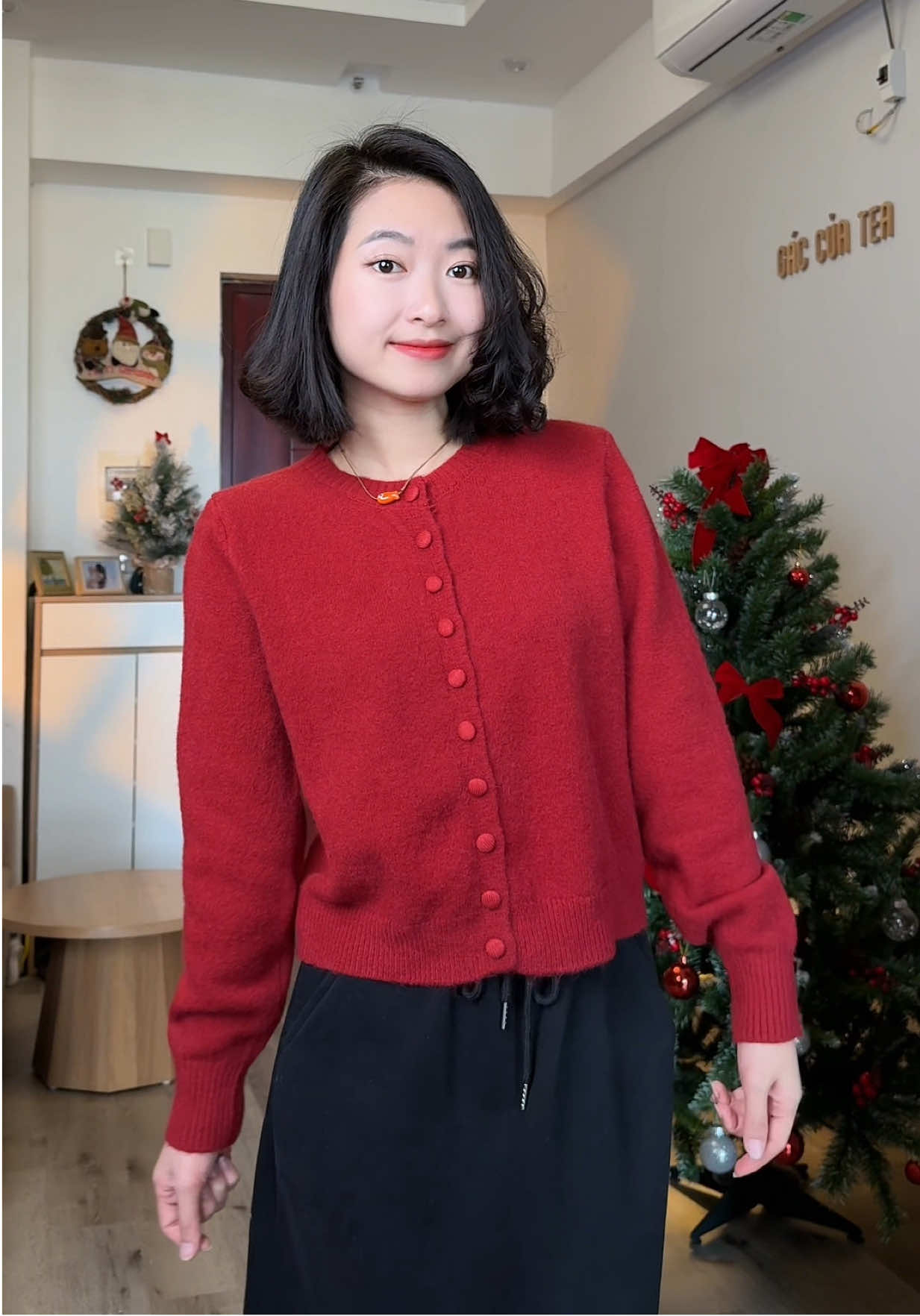 Chiếc áo cardigan màu đỏ tớ mê, tớ thích cái cúc bọc dễ thương đơm sát ntn, đơn giản nhưng tinh tế, chất vải dày dặn đẹp ấm rẻ nói chung mê ạ #aolencardigan #aolendo #cardigan #traphamm56 