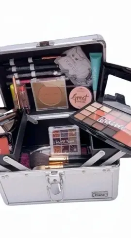 💄 Kit de maquiagem profissional para você arrasar em qualquer produção! ✨ Com paleta de sombras, blush, pincéis, batons e muito mais, essa necessaire é perfeita para criar looks incríveis e realçar sua beleza natural! Ideal para presentear ou se presentear. 💖 Qual item você mais usa na maquiagem? Comenta aqui! 👇 #KitDeMaquiagem #MaquiagemProfissional #Beleza #AutoCuidado #PresentePerfeito 