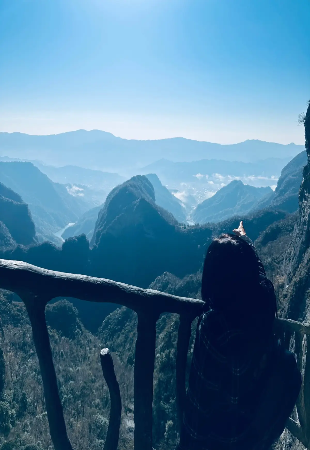 con đường xưa ngập tràn cát bụi 