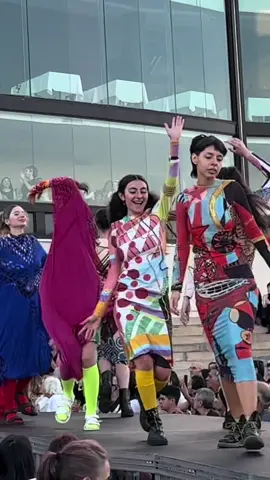 CÁTEDRA SALTZMAN- Proyecto 1 Desfile de fin de año en el Hipódromo de Palermo.   Un resumen de los trabajos que se hacen durante el año de Proyecto 1 en la Catedra Saltzman   ADHERENTES, pieles vestidas con estampas inspiradas en mujeres artistas CALADOS Y CORTES, textiles tridimensionales  TEJIDOS, inspirados en un clima  PLANO Y LINEA, con una obra como disparador  Para cada trabajo se crean un universo, un personaje y una producción de fotos y video  #diseñodeindumentaria #fadu #diseñodeindumentariafadu #desfile #fashionstudent 