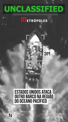 Um novo #barco, supostamente ligado ao tráfic0 #internacional de dr0gas, foi alvo de ataques norte-americanos na região do #OceanoPacífico. A operação aconteceu nesta quinta-feira (4/12), segundo comunicado do Comando Sul dos #EstadosUnidos (SOUTHCOM). De acordo com o governo dos EUA, quatro homens que estavam a bordo da embarcação m0rreram durante o ataque. “Em 4 de dezembro, sob a direção do secretário de Guerra Pete Hegseth, a Força-Tarefa Conjunta Southern Spear realizou um ataque cinético l3tal contra uma embarcação em águas internacionais operada por uma Organização Terr0rista Designada. Informações de inteligência confirmaram que a embarcação transportava narcótic0s ilícitos e transitava por uma rota conhecida de narc0tráf1co no Pacífico Oriental”, disse o comunicado. Assim como em outros casos semelhantes, a administração Donald Trump não apresentou provas que ligam a embarcação ao tráf1co de ent0rpecentes. Com a nova operação, sobe para 23 o número de barcos atacados pelos EUA em águas caribenhas e do Pacífico. De acordo com Washington, a campanha bélica na região busca atingir cartéis que transportam dr0gas para o país. Apesar das justificativas oficiais, o presidente da Venezuela, Nicolás Maduro, tem sido o principal alvo das ameaças norte-americanas. Isso porque o líder chavista é apontado como chefe do cartel de Los Soles, grupo recentemente classificado como organização terr0rista internacional pelos EUA. #TikTokNotícias 📹 Reprodução/Comando Sul dos Estados Unidos (SOUTHCOM)