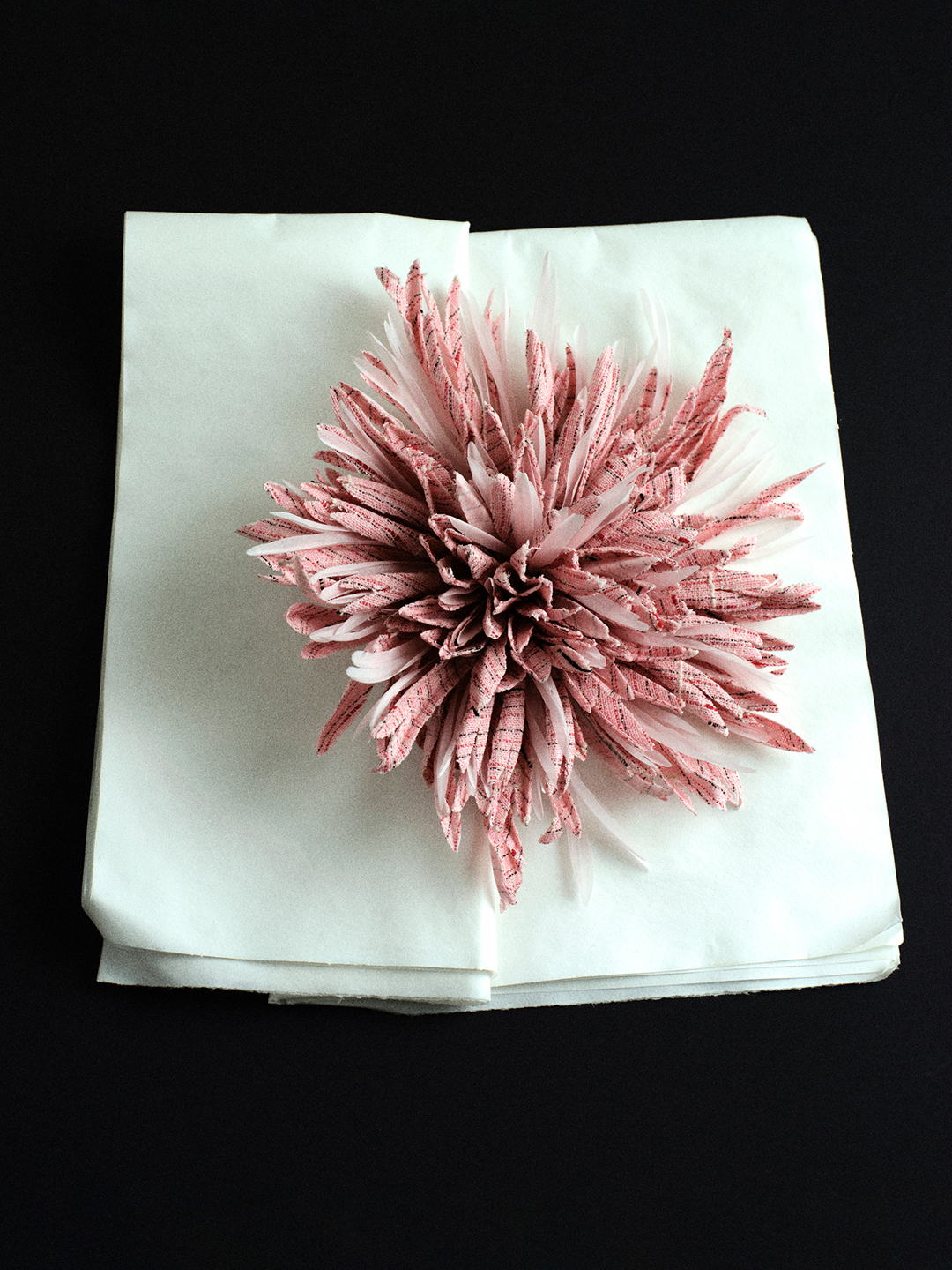 Blossoming flowers, handmade with silk and delicate feathers by the Lemarié artisans. The Métiers d’art collection is a declaration of love to the artisans who contribute to CHANEL collections all year round. Métiers d’art 2026 collection Matthieu Blazy for CHANEL #CHANELMetiersdArt #CHANELShow