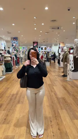 Celananya ada 8 warnya yah