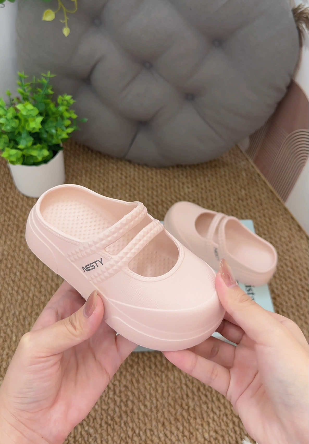 Chị em tham khảo bảng size ở phần chi tiết hoặc đo chiều dài chân em tư vấn size ạ  #depnesty #depsuc #nesty #depxinh #tiemgiaycuanang 