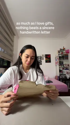 to be loved is to be seen!! i have the sweetest friends. thank you universe 😭🩷 