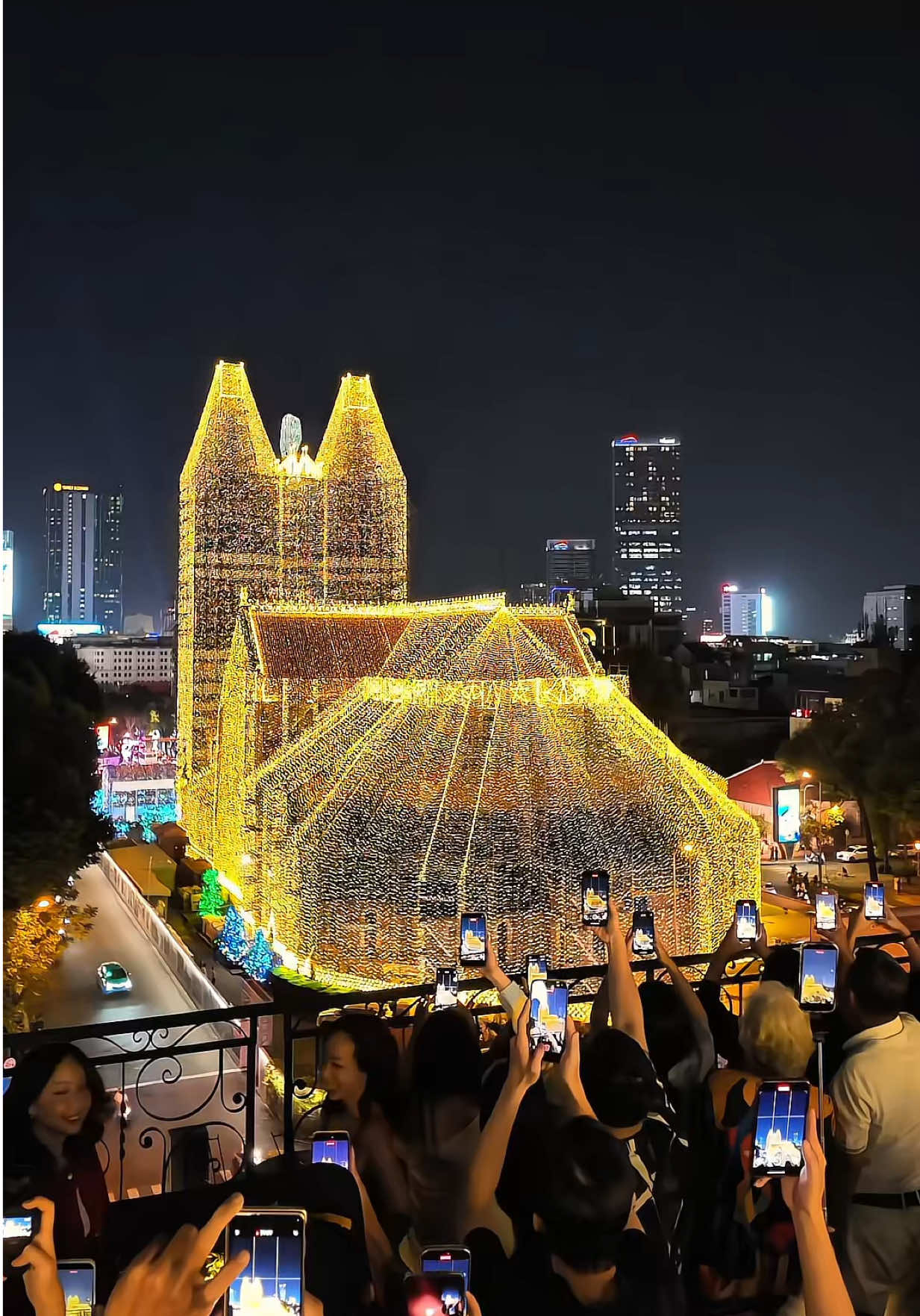 Khoảnh khắc 1 năm mới có 1 dịp ✨ #christmas2025 #giangsinh #saigon #nhathoducba #meowdilac 