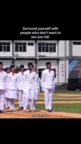 Real support celebrates your growth. It protects your peace. It doesn’t compete with your healing. The right people don’t clap when you fail. They hold you when you fall. They help you rise. Choose circles that water you, not wait for you to wither. Because who you walk with shapes who you become. 👉 Check the link in my bio for private support and healing tools to break free from toxic inner cycles and relationships 👈 ❣️ Follow for more ❣️ #emotionalintelligence #innerwork #healing #relationships #Relationship