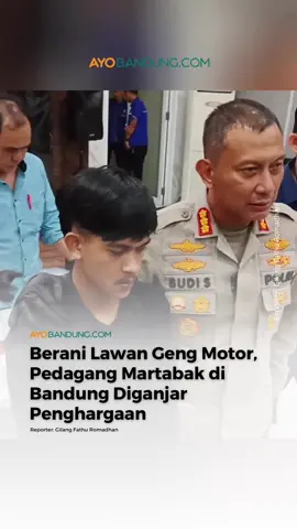 Pedagang martabak di Kota Bandung, Agus Nugraha, mendapatkan penghargaan dari Kapolrestabes Bandung, Kombes Pol Budi Sartono, Kamis, 4 Desember 2025, usai berhasil melawan geng motor yang menyerang tempat kerjanya.  Pada Minggu, 30 November 2025, dini hari, Agus tengah berjaga di toko martabak, tempatnya bekerja. Malam itu, tak ada pembeli, jalanan pun kosong. Namun tiba-tiba suasana mendadak mencekam. Sekitar 8 sepeda motor yang membawa 20 orang menyerang tempat kerjanya. Lima orang turun sambil membawa senjata tajam dan melakukan penyerangan. Bukannya takut, Agus mengambil samurai dan melawan balik bersama rekannya. Meski kalah jumlah, tapi nyalinya tak perlu diragukan. Geng motor itu akhirnya mengurungkan niat jahatnya dan melarikan diri. Aksi ini pun viral di media sosial. Kapolrestabes Bandung mengatakan, apa yang dilakukan oleh Agus patut untuk diapresiasi. Sebab ia tak takut untuk melawan geng motor yang meresahkan warga. Budi juga meminta kepada masyarakat agar melaporkan bila melihat geng motor tengah berkerumun guna mengantisipasi hal-hal yang tidak diinginkan. Selengkapnya di Ayobandung.com (link di bio) Penulis: Gilang Fathu Romadhan