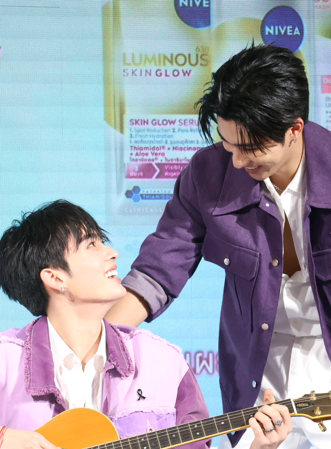 T nghĩ là 2 đứa này muốn làm trái tim mình ên chứ ko muốn t ở trong đó nên lúc đầu con t ko cho t zô, lúc sau thì Per mím môi nhưng tay nóa thì nắm tay con con t kiểu 