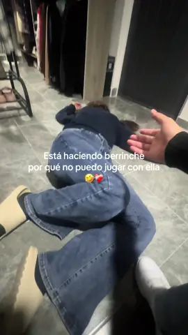 Estaba haciendo berrinche por qué no puedo jugar 🤣❤️‍🩹 #novios #parejas #couple #viral #humor 