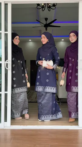 MashaAllah memang lawa sangat baju songket ada border ni 😍✨ Sesuai pakai kenduri, raya, family pengantin dll lagi 🫶🏻 #kurungsongket #songketpengantin #songkettenun #bajusongket #fypage 