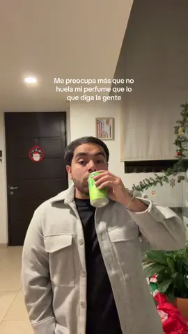 Toca echarse medio bote de perfume 