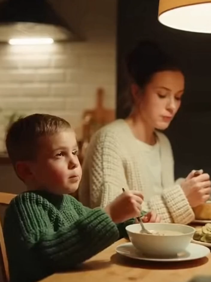 Сын спросил: «Что такое за щеку?» 😳 Ответ отца убил 😂💀 — Не берут, а дают! 😂 Когда батя шарит за понятия и мужское воспитание. Отмечай друга, который так же будет воспитывать сына 👇😏  🔥 Больше угара в профиле 👉 @smehshorts  #семья #дети #воспитание #батя #юмор #рек #smehshorts #неловкиймомент #мужскойразговор