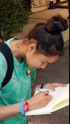 ကိုယ့်ဘာသာလက်မှတ်ပဲငုံ့ထိုးနေပါရုတ်တရက်လှည့်မကြည့်ပါနဲ့ရင်တေခုန်ခုန်သွားလို့#😚😚😚😚😚👌🌺💞💖❤️🌷 #မေထက်လူလေးစိုးမိုးနေတယ် #crd #vd 