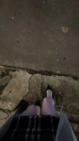 Cứ ngỡ là cả đời, nhưng lại là cả đời không mong trùng phùng. Mỗi một lần mang tình cảm ra cược thì y như rằng lần đó thua tất tay, biết trước là thua mà vẫn cứ liều,  cái này gọi là đã chơi nguu rồi còn chơi lớn 😆