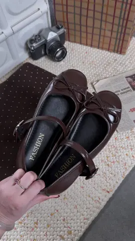 đôi này em mua loanh quanh có 100 cành à, vậy mà mang êm ghê luôn thật sự là thu đông thì màu nâu này rất là hợp gu nhiều bà nha ❤️ #review #giaydep #giaynu #giayxinh #giaybupbe 