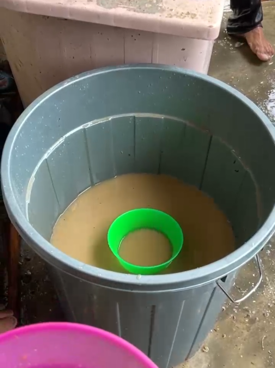 air minum, ya air banjir itu.  #bencanabanjir #banjirbandangaceh #prayforaceh #bencanaalam #bencana 