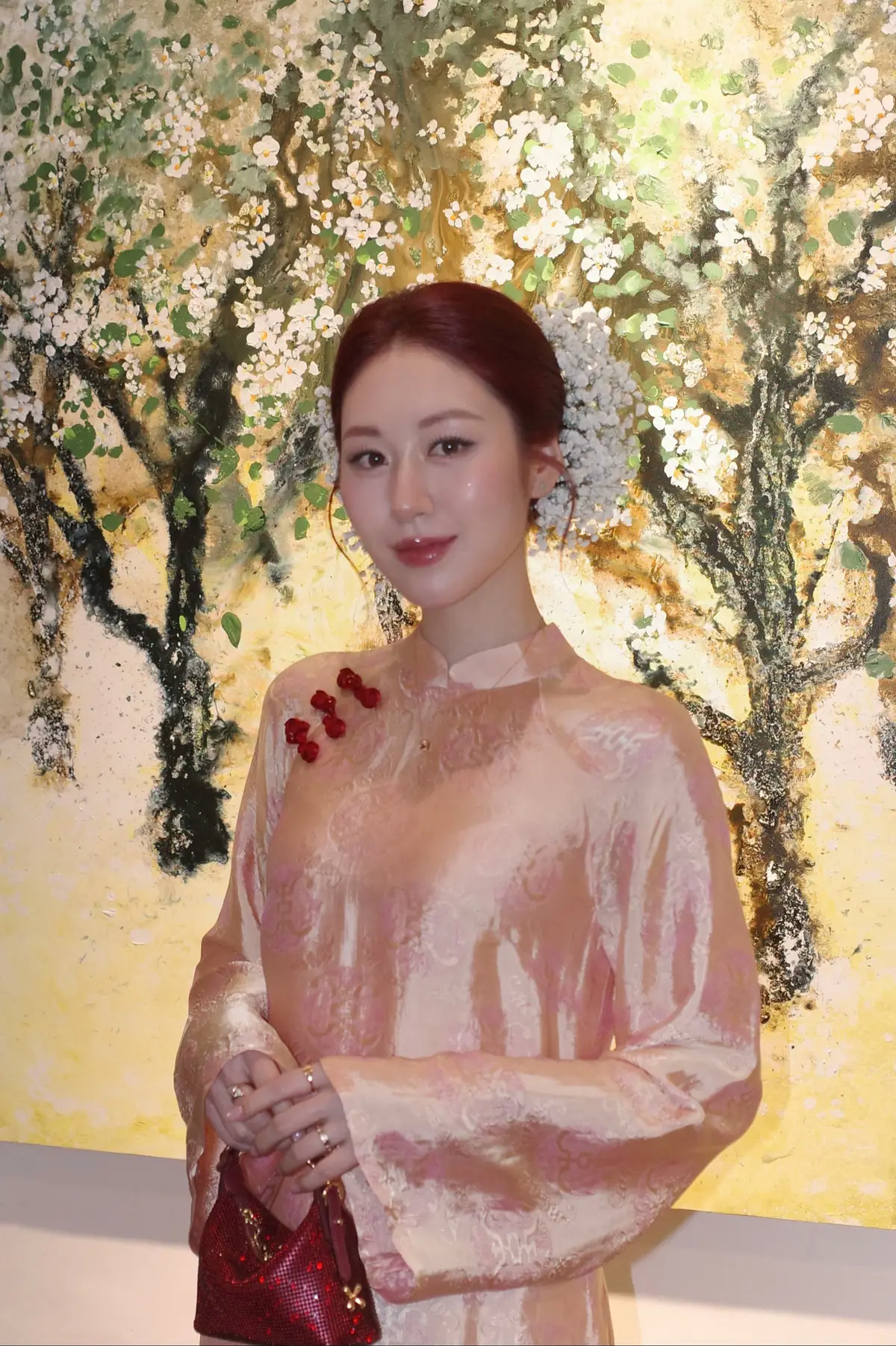 Thưởng lãm ra mắt hộp quà hoa lê phiên bản giới hạn của Đại Cát Quang Yến, được thêu thủ công bởi các nghệ nhân của Sann Art, phóng tác trên nền tranh của hoạ sỹ Xèo Chu, một tác phẩm mang đậm tình yêu quê hương và trân quý di sản văn hoá Việt Nam 🇻🇳 #maivantrang #aodai #tochoa #beautytok #vietnamesegirl 