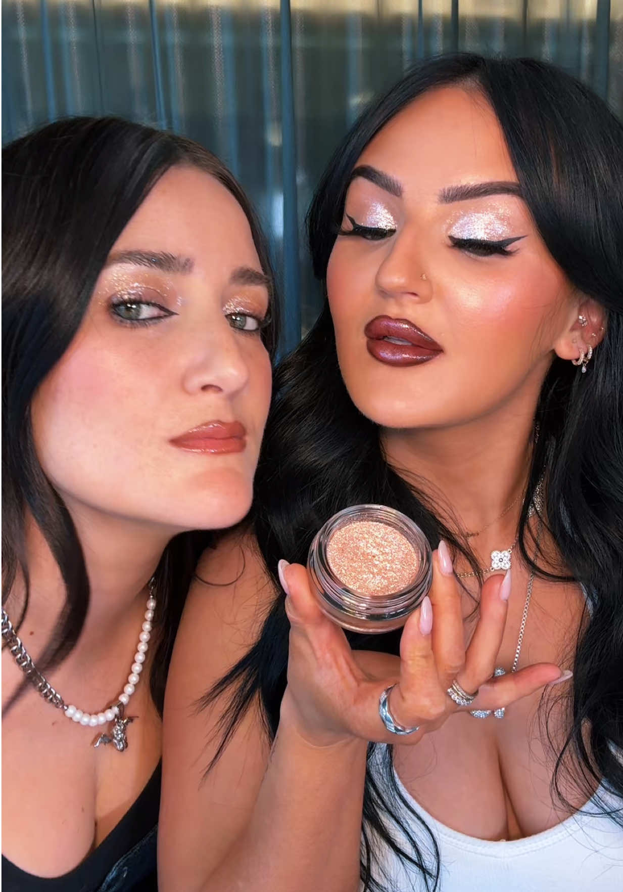 Replying to @✨️Lisa✨️ THE BEST SPAHKLE ON THE MARKET?? I visited @Donni Davy at the @Half Magic by Donni Davy office and we found it! It’s the new Glitterpuck in Glimmerpop with zero fallout and it’s INSANE sparkle! #halfmagicbeauty #halfmagicbeautypartner #glitterpuck 