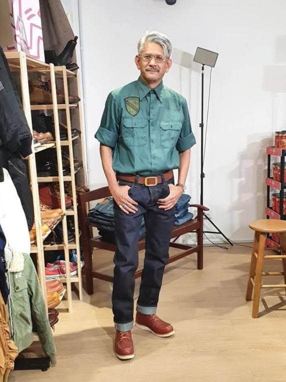 👖🇯🇵 #BIGJOHN #23oz #SELVEDGE #DENIM  TAPERED FIT M106G Denim berat kelas tinggi buatan Jepun, dibuat untuk peminat tegar yang tahu beza antara seluar biasa dan seluar legend. 🧾 Butiran Produk Nama Model: 23oz Selvedge Denim Kod Produk: M106G Potongan: Straight Fit (lurusan klasik — selesa, kemas & tahan lasak) Material: 100% kapas premium Warna: One Wash (pra-cuci kilang untuk kestabilan saiz) Buatan: Jepun 🇯🇵 Inseam: ±88cm (±34.5 inci) Saiz Tersedia: 29,34, 36, 38 🔧 Ciri-ciri Istimewa ✔️ Button fly gaya klasik Big John ✔️ Leather patch kulit asli premium di bahagian belakang ✔️ Offset center loop — detail vintaj rare yang hanya brand Jepun old-school buat ✔️ Ditenun menggunakan mesin shuttle untuk kemasan selvedge yang bersih & padat ✔️ Denim 23oz — sangat tebal, keras, dan menghasilkan fade yang agresif & cepat ✔️ Tekstur kasar (grainy) khas denim berat Okayama 🎌 Kualiti Pembuatan Dibuat di Okayama, Jepun — tanah suci denim dunia. Big John ialah antara perintis denim Jepun sejak era 1960-an, dan siri 23oz ini membawa semangat asal denim berat Jepun: lasak, kasar, dan tahan bertahun-tahun. Fit selesa untuk pemakaian harian gaya rugged, kerja berat, atau casual streetwear Jepun. 🔥 Denim berat 23oz bukan untuk semua orang  ia untuk mereka yang faham nilai, usaha, dan karakter seluar Jepun sebenar. Get voucher prices and shop safely on Shopee. Get in on Shopee. https://s.shopee.com.my/70CpqazA1E 👉 Credit to ZRA 👉 Respect to ZRA 👉 All credit: ZRA https://www.facebook.com/share/p/16A9BPnkS9/