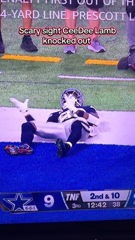 Dallas Cowboys CeeDee Lamb knocked unconscious as he goes up for a pass & lands on side of his head #ceedeelamb #dallascowboys 