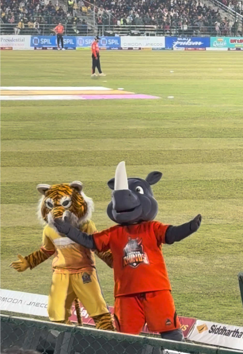 When Mr. Gaida and Baddau hit the iconic SRK pose… the stadium turned into a Bollywood crossover ✨  #npl2025 #npl #fyp #sudurpaschim #chitwan