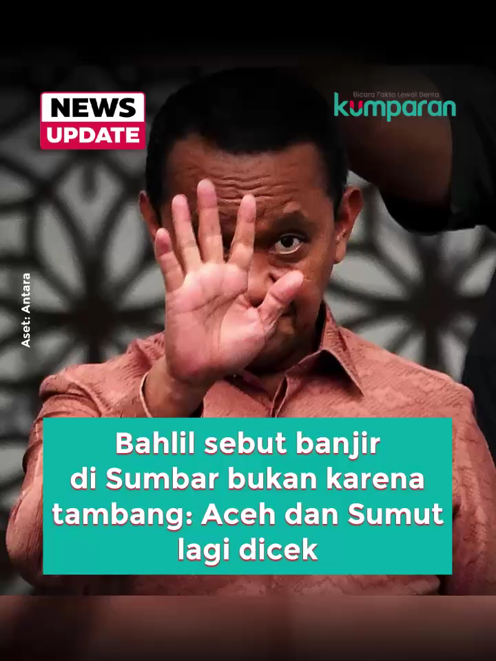 Menteri ESDM Bahlil Lahadalia menegaskan bahwa bencana banjir dan longsor di Sumatera Barat tidak disebabkan oleh aktivitas tambang. Namun, ia menyebut pengecekan masih berjalan untuk Aceh dan Sumatera Utara, termasuk evaluasi tim terkait kemungkinan dampaknya. Ia mengatakan keputusan baru akan diambil setelah seluruh proses pengecekan selesai. Bahlil juga memastikan pemerintah siap menjatuhkan sanksi tegas kepada perusahaan pemegang IUP yang bekerja tidak sesuai aturan. Terkait dugaan tambang emas di Tapanuli Selatan memperburuk kondisi banjir, ia menyebut sudah meninjau lokasi. Tambang Martabe disebut menghentikan operasi sementara demi fokus membantu warga, sementara evaluasi teknis masih berlangsung hingga ada kesimpulan akhir. 📸: Dok. kumparan/Zamachsyari, Antara. Follow WhatsApp Channel kumparan untuk dapat Informasi terpercaya dikirim langsung ke WhatsApp kamu. Ketik kum.pr/WAchannel di browser kamu sekarang, agar bisa share informasi tanpa ragu. #newsupdate #update #news #vidol #kumparan