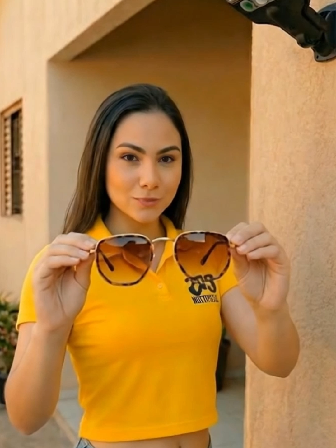 ocê encontrou o óculos que te dá cara de rica em 1 segundo! 😎 O modelo KL5120 tem aquele design de grife que transforma qualquer look básico na hora.