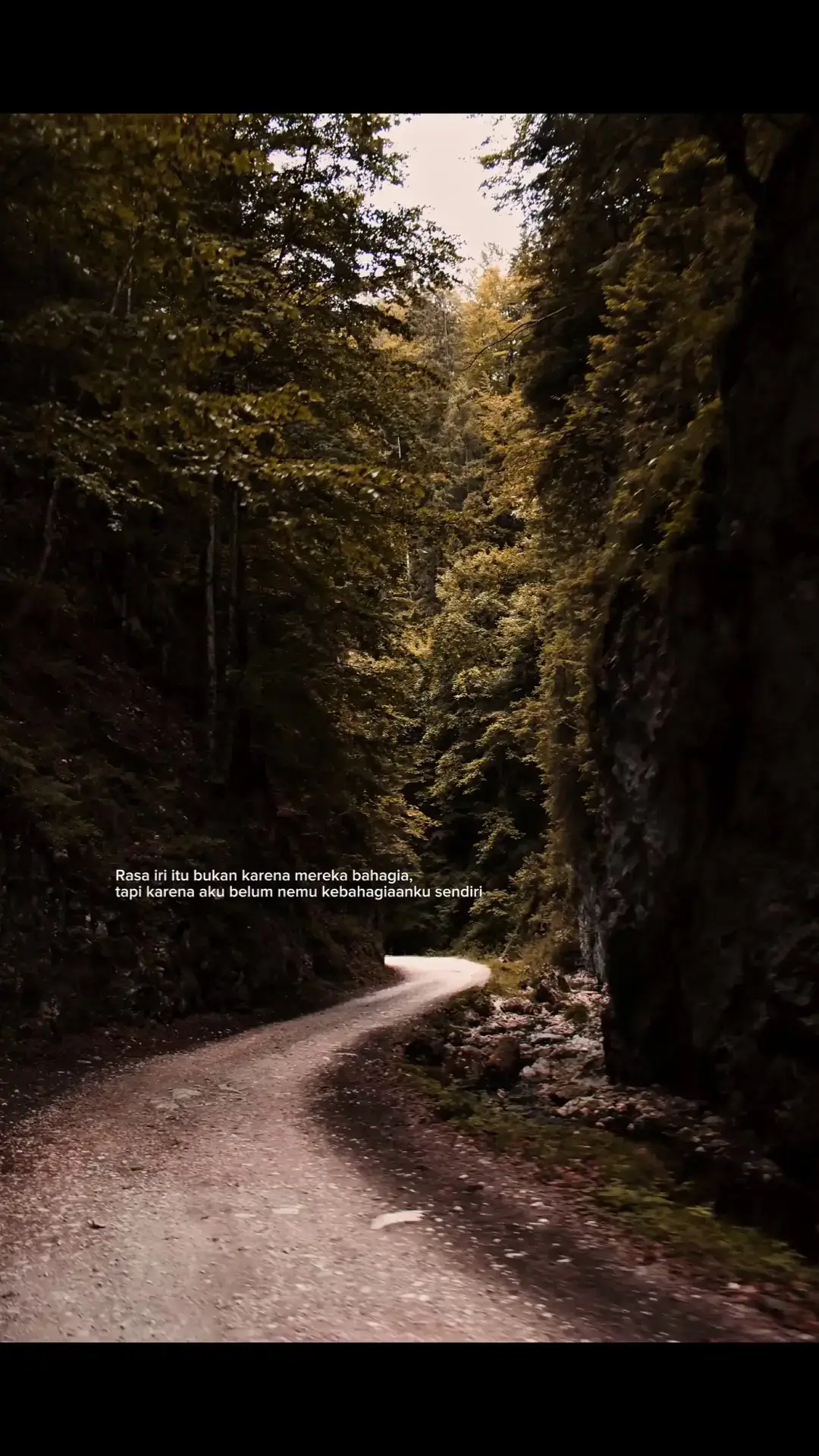 ... Berikut langkah-langkah sederhana membuat kebab rumahan enak dan gampang: 📝Bahan: Roti tortilla / kulit kebab Daging sapi/ayam iris tipis (bumbu lada, garam, sedikit kecap/saus BBQ) Selada, tomat, bawang bombay (iris tipis) Mayones Saus sambal / saus tomat Margarin atau minyak untuk menumis Cara Membuat: Siapkan isian daging Tumis sedikit margarin/minyak. Masukkan daging iris tipis. Bumbui dengan garam, lada, dan sedikit kecap/saus. Masak hingga matang, sisihkan. Siapkan sayuran Cuci bersih selada dan tomat. Iris tipis bawang bombay. Tiriskan agar tidak berair. Panaskan kulit kebab Letakkan tortilla di atas teflon beberapa detik tiap sisi. Jangan terlalu lama supaya tidak keras. Rakit kebab Letakkan selada, potongan tomat, dan bawang di atas roti. Tambahkan daging yang sudah dimasak. Beri mayones dan saus sesuai selera. Gulung kebab Lipat sisi bawah ke dalam agar isiannya tidak tumpah. Gulung rapat dari satu sisi. Panggang sebentar Panaskan lagi di teflon dengan tekanan ringan, sampai sedikit kecokelatan. Sajikan Potong dua atau sajikan utuh. Semoga Bermanfaat😊#foryoupage #4u #galaubrutal 