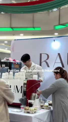 Warga Pekanbaru segera merapat ke Mal Ciputra Seraya‼️ Lagi ada oppa korea jualan kopi nihh di Pekanbaru, buruan jangan sampai ketinggalan! Cuma sampai tanggal 7 Desember yaaa!!!