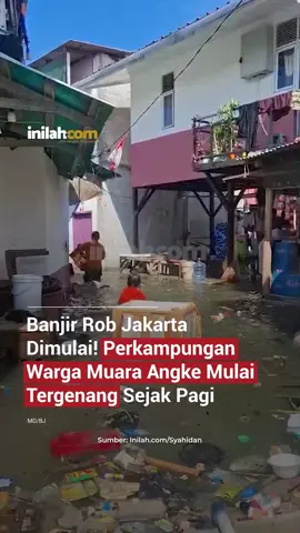 Banjir rob kembali menggenangi Jalan Dermaga Ujung 1, Muara Angke, Jakarta Utara, pada Jumat (5/12/2025) pagi. Genangan air terlihat menutup sebagian akses jalan ketika puncak pasang air laut diprediksi terjadi sekitar pukul 09.00 WIB. Sejumlah warga menyebut banjir rob ini bukan kejadian yang datang sekali. Mereka mengaku genangan sudah berlangsung berulang sejak Selasa (2/12/2025). “Banjirnya sudah dari tiga hari yang lalu. Pagi air masuk, sore surut, begitu terus sampai sekarang,” kata Ani, seorang warga, saat ditemui di lokasi. Menurut Ani, pola air pasang yang datang setiap pagi membuat aktivitas harian menjadi terganggu. Warga yang bekerja di sekitar pelabuhan maupun yang harus keluar masuk kawasan mengeluhkan sulitnya melintas ketika air meninggi. “Ganggu aktivitas. Mau keluar rumah susah, jalanan tergenang semua,” ujarnya. - Selengkapnya kunjungi website dengan klik link di bio atau download aplikasi di Appstore dan Google Play Store. #BanjirRob #MuaraAngke #Banjir #Jakarta #pramonoanung 