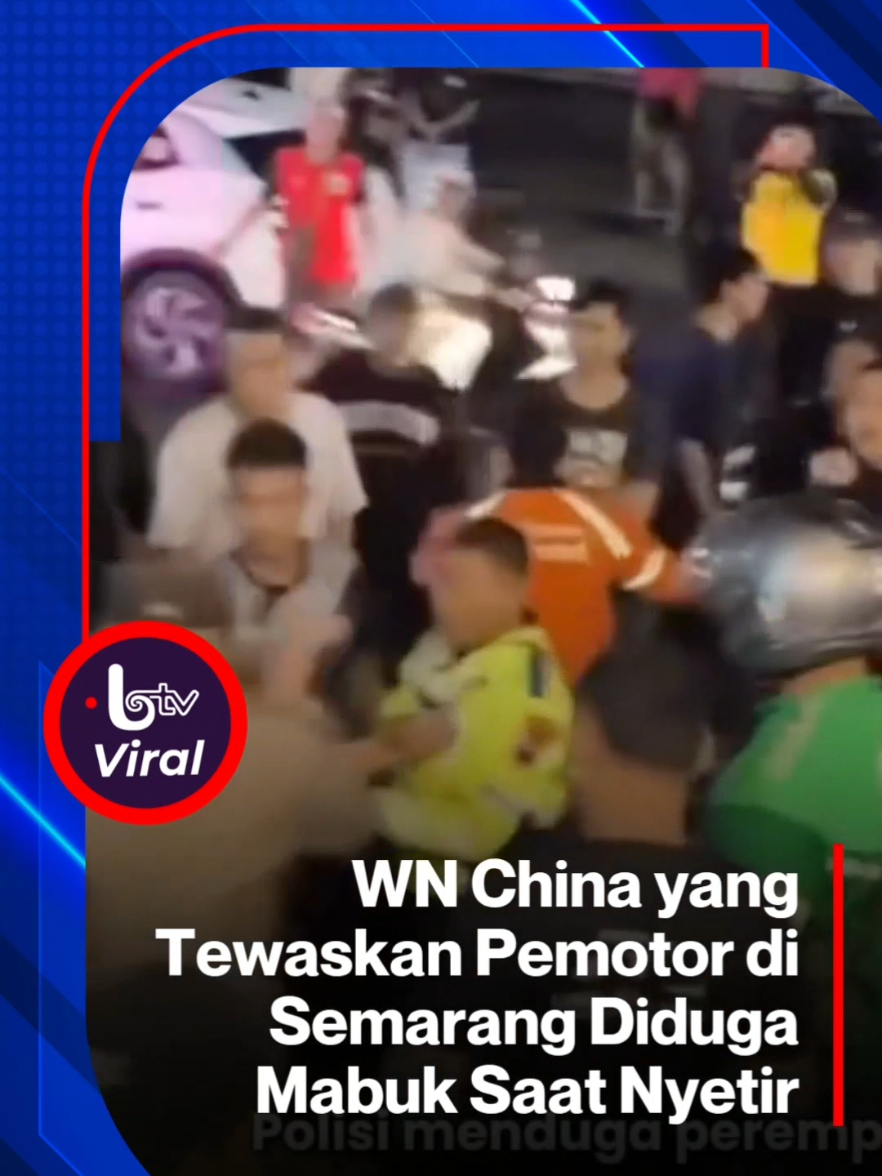 Seorang perempuan warga negara asing (WNA) asal China bikin geger warga dan pengendara yang melintas di Jalan Abdulrahmansaleh, Semarang Barat. Sebab, WNA itu mengamuk usai menabrak dua motor dan diduga mabuk saat menyetir. Polisi menduga Wu Lili mabuk sehingga tak berkonsentrasi dalam berkendara. Mobil yang dikendarai pelaku kemudian oleng ke kanan sehingga menabrak dua motor. kata Kasubnit Gakkum Satlantas Polrestabes Semarang, Iptu Novita, dilansir detikJateng, Kamis (4/12/2025). Kecelakaan itu terjadi di Jalan Abdulrahmansaleh di dekat Burjo Kota 02, Kecamatan Semarang Barat, Kota Semarang, Rabu (3/12/2025) sekitar pukul 22.15 WIB. WNA itu mengendarai mobil Hyundai putih. Sumber : Detik Aset : TT/@akuratco #AyoNobarBTV #WNChina #TewaskanPemotor #Semarang #MabukSaatNyetir