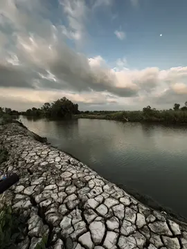 “有些人，彼此生命中的过客既是一种福气，也是一种永远无法愈合的伤口。