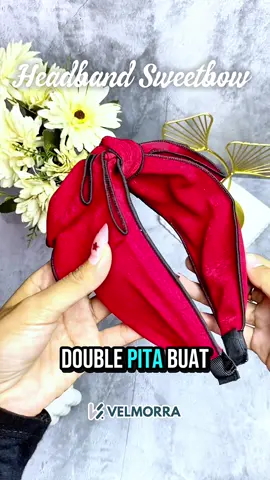 Rahasia look terlihat awet muda itu karna pakai Headband model pita dari Velmorra sayang 😍❤️  Pilihan model dan warnany banyak ga akan mati gaya ga ngebosenin bikin fresh dan happy  Yuk koleksi semua headbandnya sayang 🤗👇🏻  #hairaccessories #accessories #hairstyle #OOTD #hairtutorial 