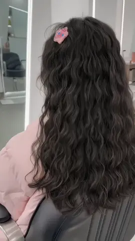 Kiểu tóc uốn này là kiểu nhìn một cái thôi cũng thấy khác liền #uốntóc #xoănlười #fyp #xuhuongtiktok #trending 