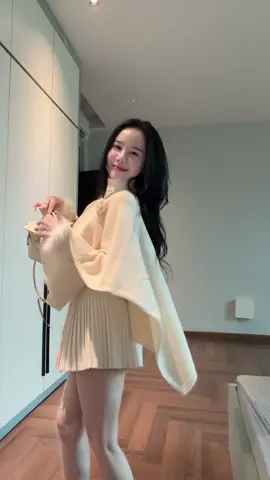 “ Tuổi xuân xanh, em nghĩ mình vẫn còn trẻ  Chân bước vội, nhưng không mua lại được vẻ vô tư.” 📸