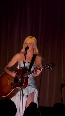 ROSÉ kicked off her GRAMMY Museum performance with “toxic til the end.” #ROSÉatGRAMMYMuseum #ROSÉ #BLACKPINK #ROSIE 