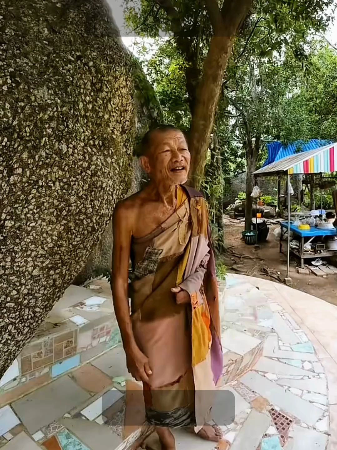 Sư Ông chia sẻ về 5 lỗi lầm (hậu quả xấu) được ghi trong Kinh điển khi các vị tu sĩ tụng kinh hoặc thuyết pháp theo kiểu ngân nga, luyến láy như hát: 1 - Bản thân vị sư dính mắc vào giọng của mình. 2 - Người nghe dính mắc vào âm thanh thay vì chánh pháp. 3 - Bị các bạn đồng tu chê trách. 4 - Tâm không thể đạt được định (sự tập trung). 5 - Người đời chê cười là tu sĩ mà ca hát giống người thế tục. #suongkaset #phatphapnhiemmau #loiphatday #chanhphap #fyp