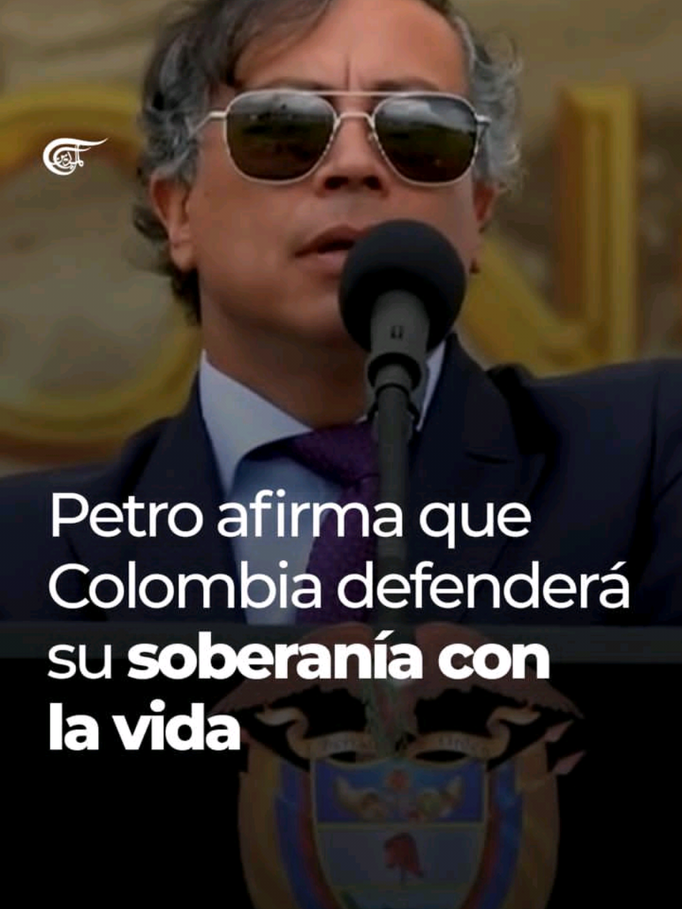 🇨🇴 El presidente Gustavo Petro se pronunció nuevamente contra la presión militar de EE.UU. hacia Venezuela. En su discurso, criticó la injerencia militar y abogó por una unidad continental “de Alaska a la Patagonia”. Señaló además un vitral en San Francisco que rinde homenaje a intervenciones en Cuba, Puerto Rico, Filipinas y México, tildándolo de reflejar “machismo y racismo puro”. Un llamado al debate sobre soberanía y no intervención en medio de tensiones regionales. #Colombia #Venezuela #Petro #AméricaLatina #Soberanía 