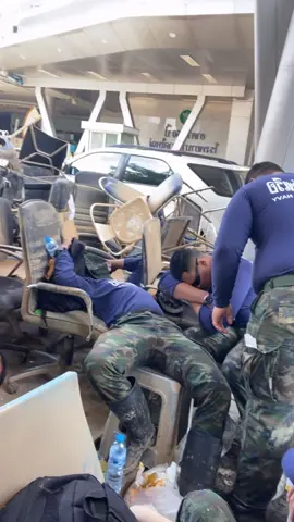 พักเที่ยงนอนเอาแรง รพ . หาดใหญ่ ต้องเปิดแบบเรียบร้อย #น้ำท่วมหาดใหญ่ #ทหารเรือ 