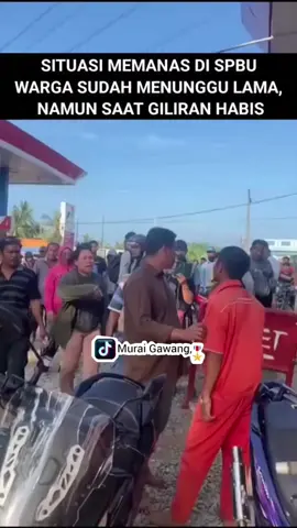 Situasi memanas di SPBU setelah warga mengantre berjam-jam. Ketika tiba giliran mengisi, BBM dinyatakan habis, memicu protes dari pengendara. HARAP BERSABAR DAN SELESAI PERMASALAHAN INI. #creatorsearchinsights 