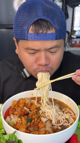 กินก๋วยจั๊บอุบล