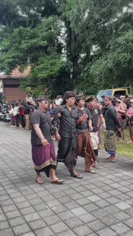 Ada cinta yang hadir dalam kebersamaan. Ada cinta yang diuji dalam perpisahan. Raut wajah dari @nanoe Biroe mencerminkan pertempuran di dalam hati—antara ingin menggenggam, dan harus merelakan.  Semoga hari-hari ke depan memberi ruang untuk sembuh. Tetap semangat, Blide Nanoe