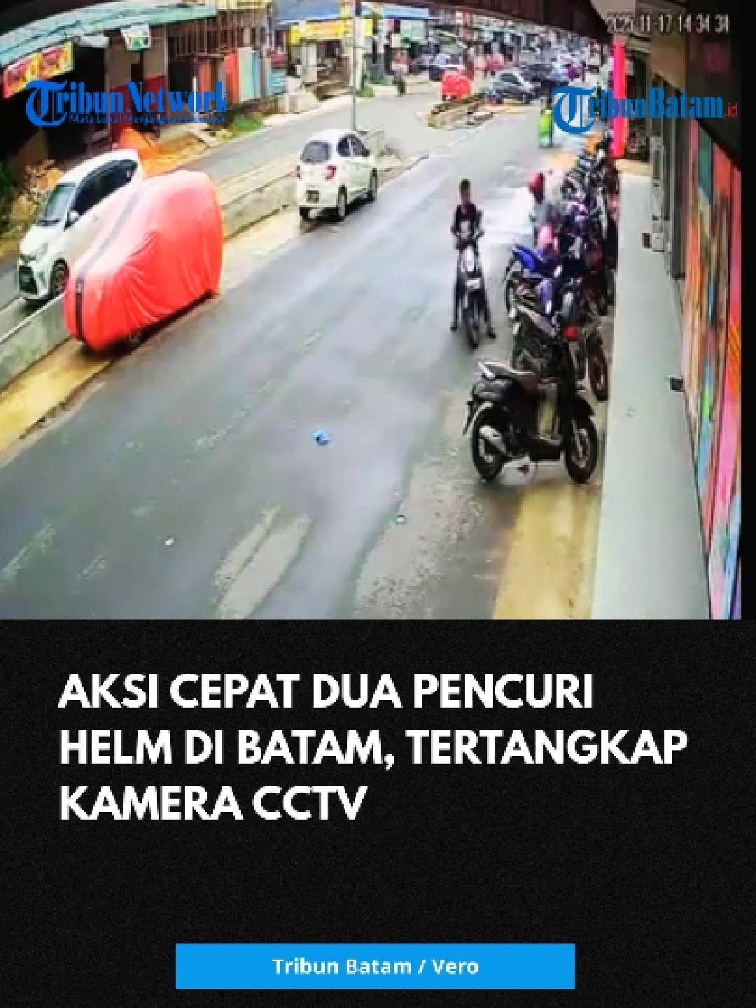 Aksi pencurian helm terjadi di Kota Batam. Peristiwa ini berlangsung pada Senin, 17 November 2025 lalu, sekitar pukul 14.34 WIB di kawasan Cahaya Garden, Bengkong, tepatnya di depan area parkir Moni Cosmetic. Dalam rekaman CCTV yang beredar, terlihat dua orang pelaku datang menggunakan sebuah sepeda motor.  Keduanya sempat memantau situasi sekitar sebelum melancarkan aksinya. Setelah memastikan kondisi aman, salah satu pelaku dengan cepat mengambil dua helm yang tergantung di masing-masing motor milik warga. Aksi tersebut hanya berlangsung dalam hitungan detik. Usai menggasak helm-helm tersebut, kedua pelaku langsung melarikan diri.  #tribunbatam #beritaviral #beritabatam #beritakepri #viralvideo #viraltiktok #fyppppppppppppppppppppppp #pencurianhelm