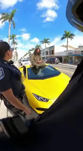 🚨😂 la Policía no piensa que pueda tener este coche... #Lamborghini #Homeless #Policia #Viral 