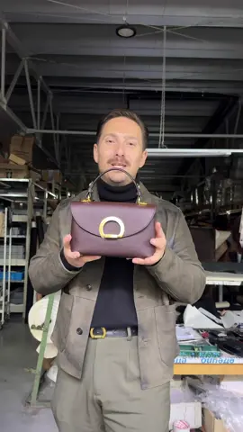 LILYBETH Tobaccco Taurus. 🤎 Cat de bine se poate așeza pielea asta pe modelele cu structură moale. Este game changer pentru noi. Cel mai mult ne ajută pe modelul NOVA, dar și LILYBETH arată senzațional. Când pielea se aseaza atat de bine, noi spunem ca se aseaza “ca turnată”.  Această bijuterie va fi disponibilă din stoc cât de curând. 🙏❤️ Cu drag, Familia ONOCAN 🤗