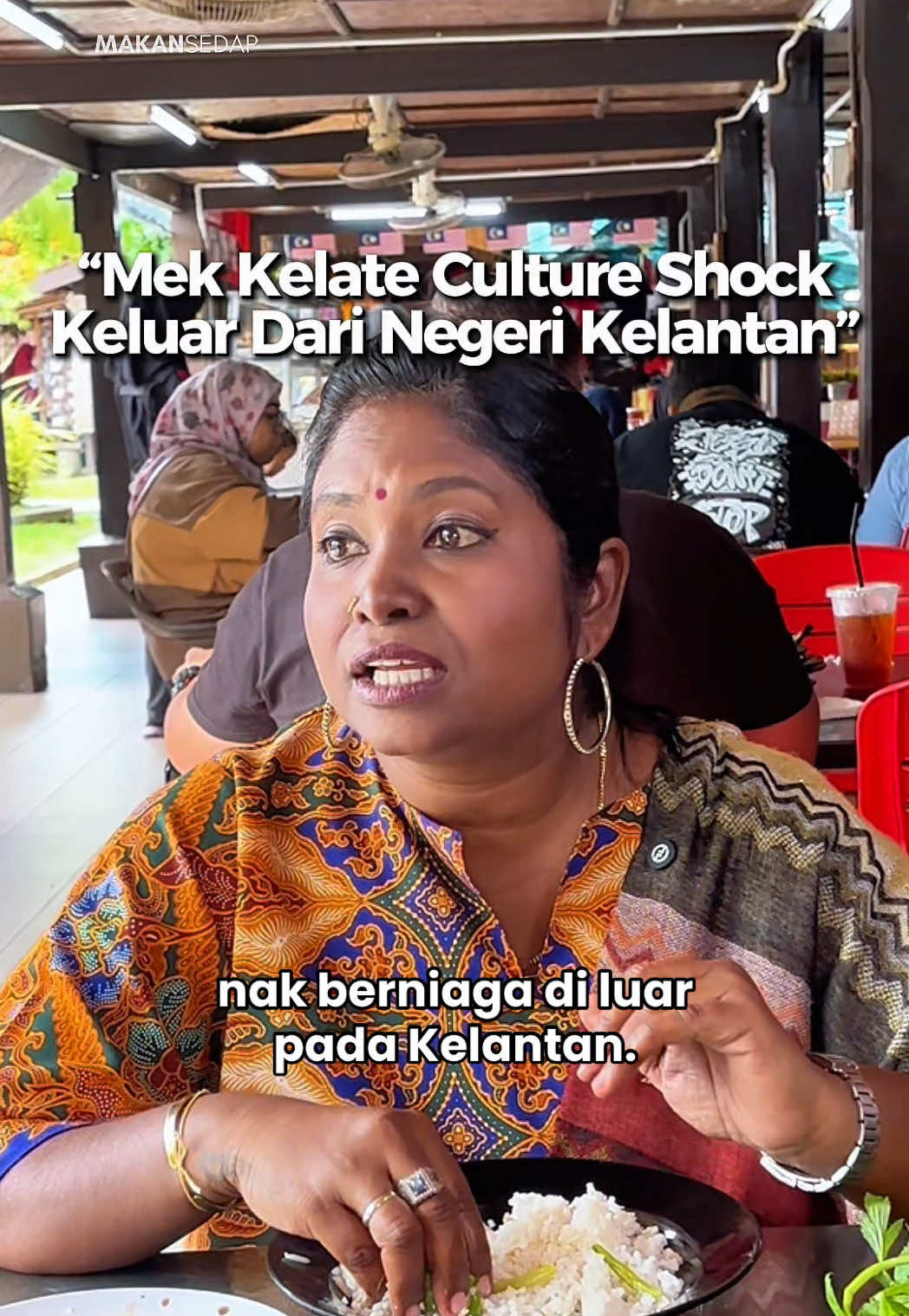 Puan Thanaletchumi, atau lebih dikenali sebagai Mek Kelantan Mek Manis, berkongsi pengalaman pertama kali merantau keluar dari negeri Kelantan untuk berniaga nasi kukus. Menurutnya, pengalaman itu penuh kejutan kerana suasana dan budaya yang jauh berbeza daripada tempat asalnya. Beliau yang membesar di Kelantan sudah terbiasa membeli barangan mentah di kedai Melayu dan sangat menitikberatkan soal halal. Namun, sebaik tiba di Rawang, beliau tidak menyangka akan berdepan kejutan budaya termasuk isu perkauman — sesuatu yang katanya tidak pernah berlaku di negeri kelahirannya. Selama tujuh bulan di Rawang, beliau turut merasakan suasana kejiranan yang sunyi kerana kebanyakan penduduk lebih memilih untuk buat hal masing-masing. Keadaan itu membuatkannya rindu akan kemesraan dan pergaulan rapat yang menjadi kebiasaan di Kelantan. Namun, satu pengalaman manis berlaku apabila beliau bertemu seorang peniaga Kelantan di sana. Hanya kerana loghat yang sama, mereka terus berasa rapat. Peniaga itu turut berkongsi rezeki dengannya kuih onde-onde pada bulan Ramadan sebagai tanda ukhuwah. Katanya, walaupun tidak saling mengenali, persamaan loghat sahaja sudah cukup menyatukan mereka. Beliau menjelaskan bahawa keputusannya kembali ke Kelantan bukan kerana beliau tidak mampu hidup di negeri luar, tetapi kerana kebiasaan, suasana dan budaya di sana membuatkannya lebih selesa untuk pulang dan meneruskan kehidupan di negeri sendiri. #kelantan #culture #kotabharu #kelantanfoodie #MakanLokal 
