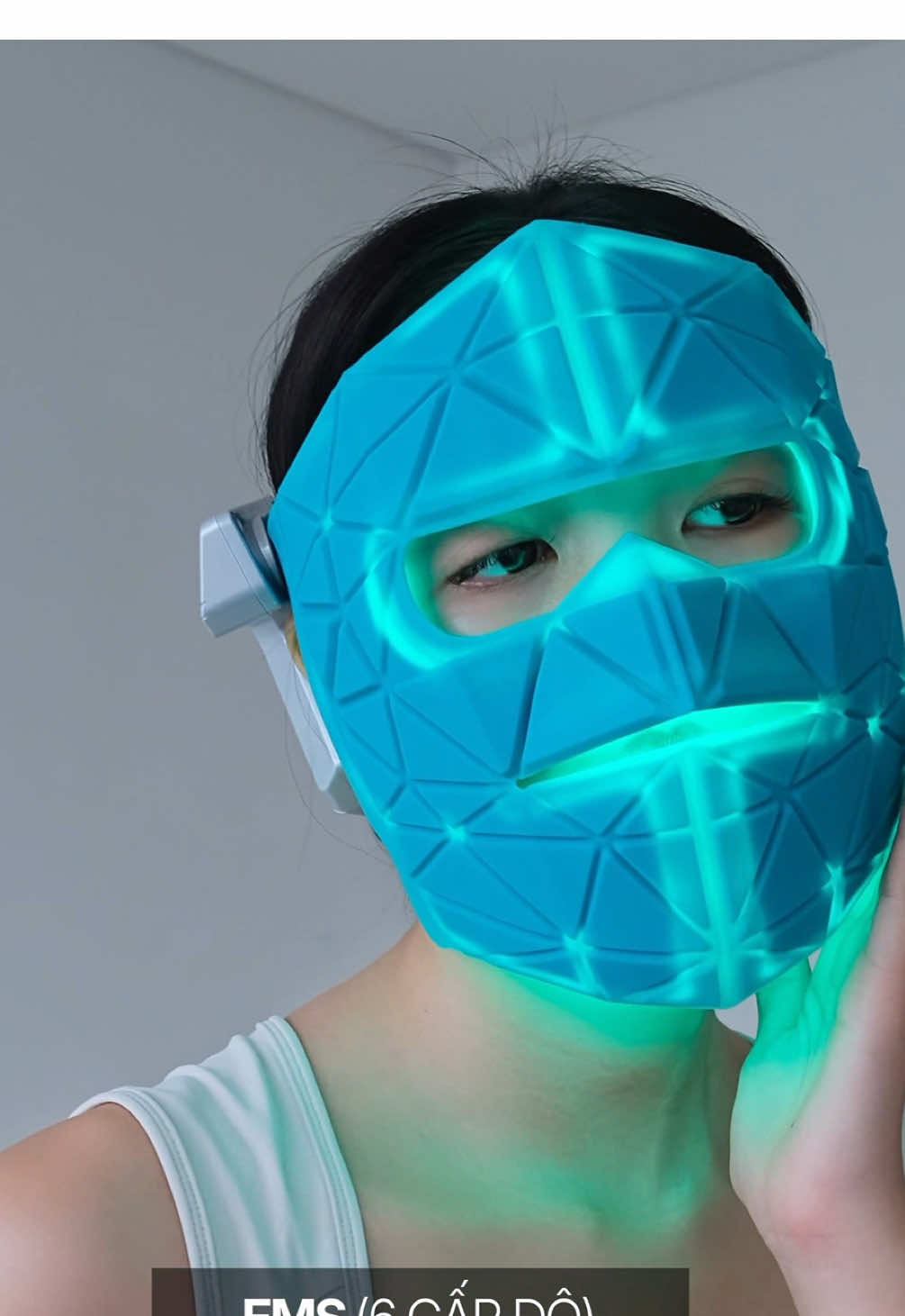 YA-MAN Blue Green Mask Lift – kiệt tác mặt nạ ánh sáng kết hợp xung nâng cơ đầu tiên tại Việt Nam. ☑️288 đèn LED kết hợp hệ thống 10 điện cực EMS tác động trực tiếp lên cơ gò má và cơ quanh mắt, vừa nâng cơ – định hình gương mặt, vừa làm sáng da và cải thiện dấu hiệu lão hóa. ☑️Thiết kế Origami không dây gập gọn, cho phép bạn mang theo vẻ đẹp công nghệ mọi lúc, mọi nơi.