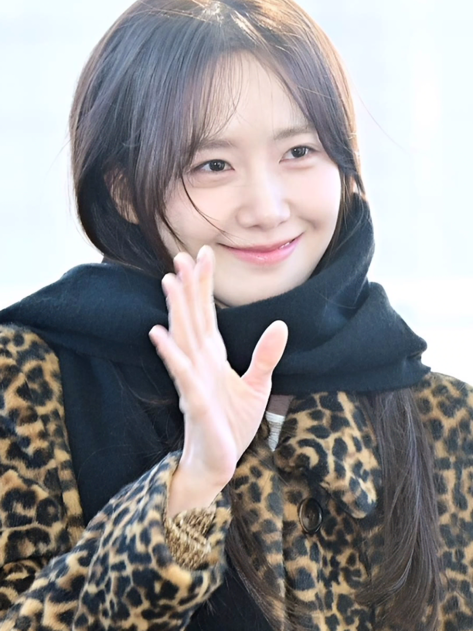 Yoona heading to taiwan for AAA 2025, Yoona with bangs 😍 I think something good is coming soon🩷 #Yoona #limyoona #윤아 #임윤아 #girlsgeneration #snsd 