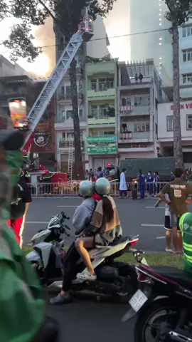 Cháy lớn quán ăn đường Trần Hưng Đạo, 3 mẹ con ko qua khỏi :((